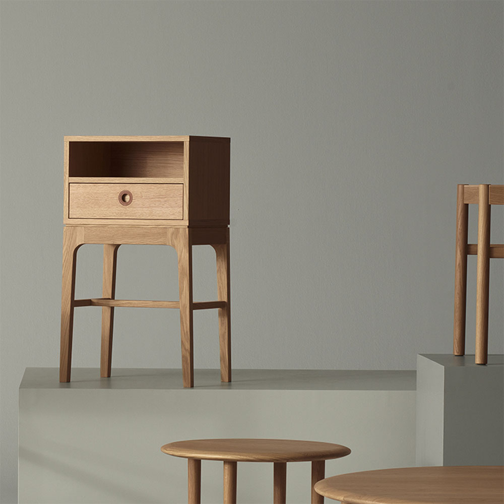 Mavis Höllviken Litet Sängbord Höga Ben