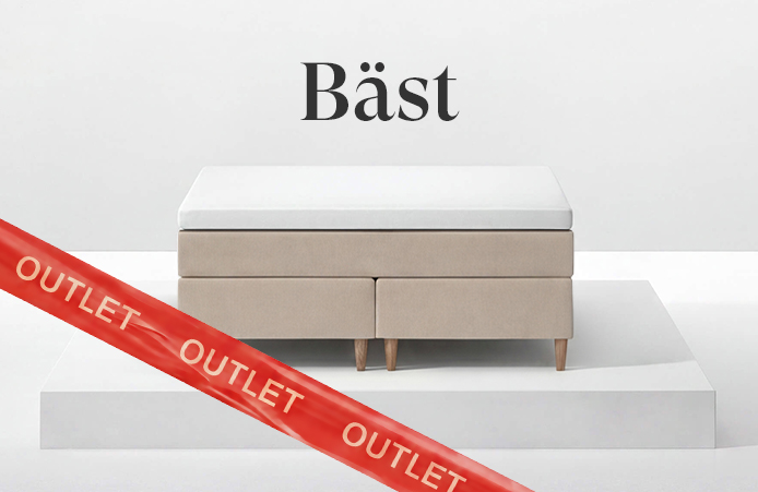 Brun s&auml;ng p&aring; vitt podium med r&ouml;d banderoll med outlet text och rubriken b&auml;st