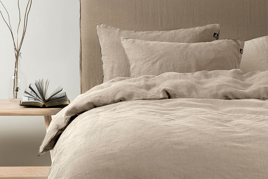 Ljusbruna s&auml;ngkl&auml;der i underbara naturmaterial fr&aring;n Himla