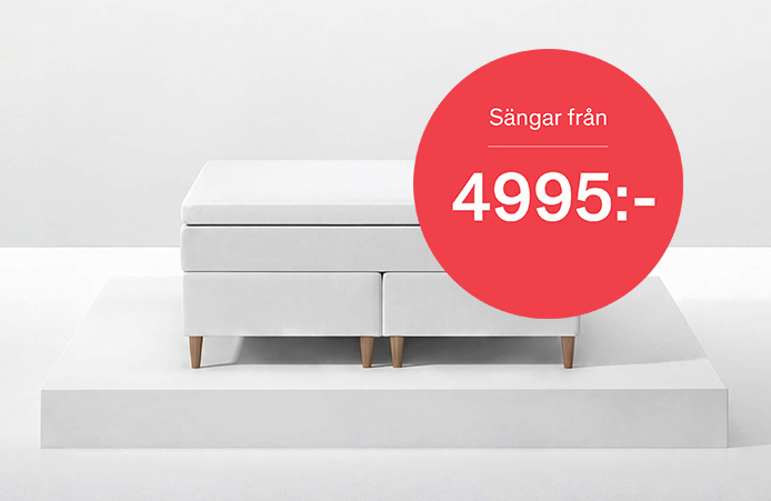Vit outlet s&auml;ng fr&aring;n SOVA p&aring; vitt podium, r&ouml;d grafik cirkel med stexten s&auml;ngar fr&aring;n 4995