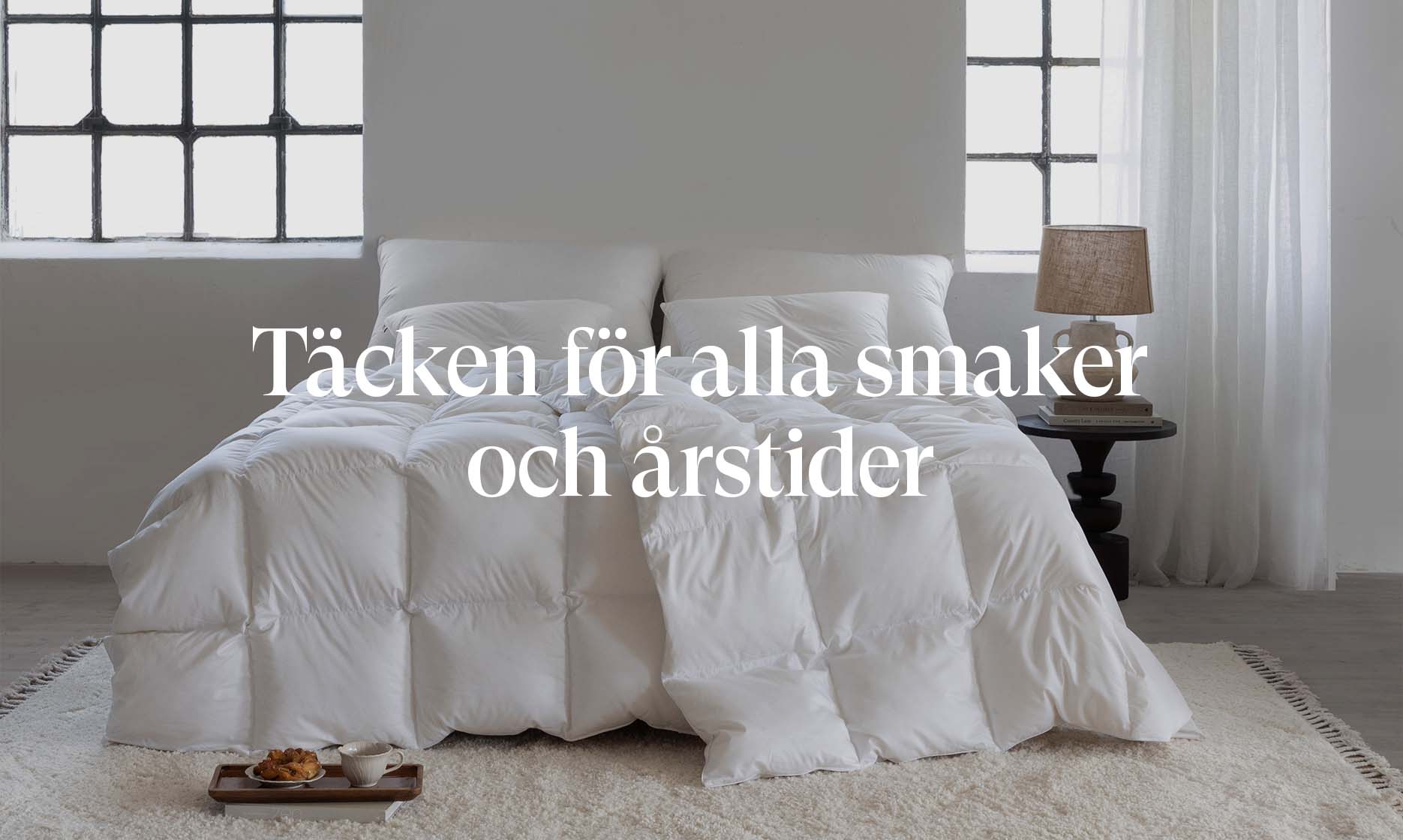Bild på täcken och kuddar med texten ’Täcken för alla smaker och årstider’