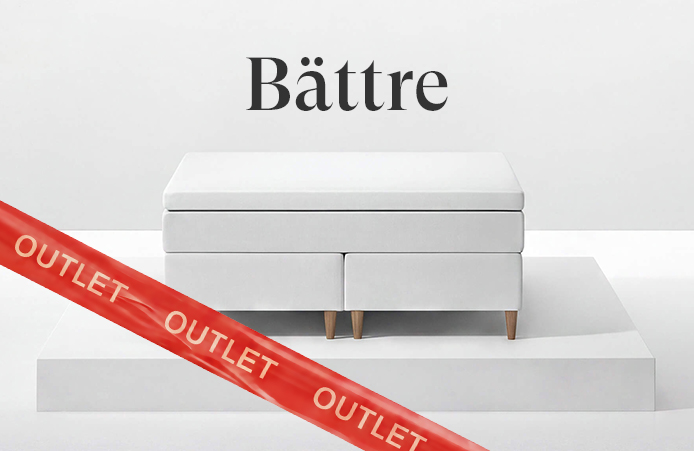 Vit s&auml;ng p&aring; vitt podium med r&ouml;d banderoll med outlet text och rubriken b&auml;ttre