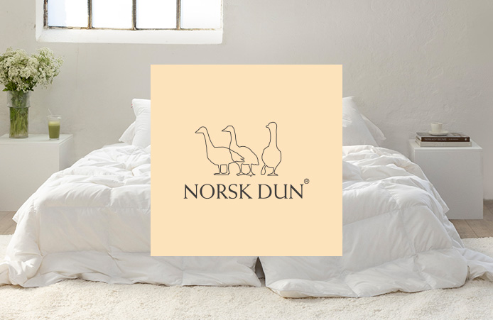 Dunt&auml;cke och dunkuddar och vit ruta med Norsk Dun logga