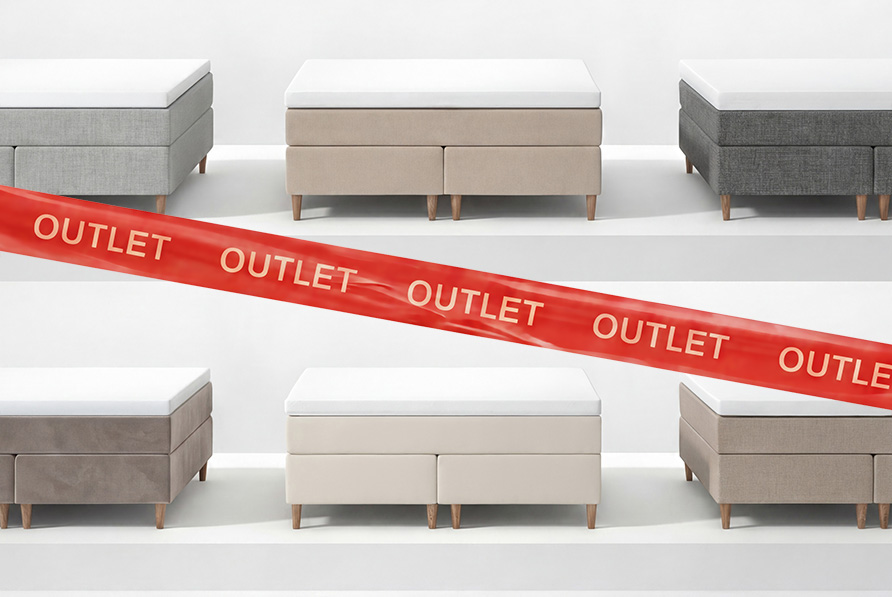 Sova outlet s&auml;ngar p&aring; vitt podium med en r&ouml;d b&aring;rd &ouml;ver sig med texten outlet