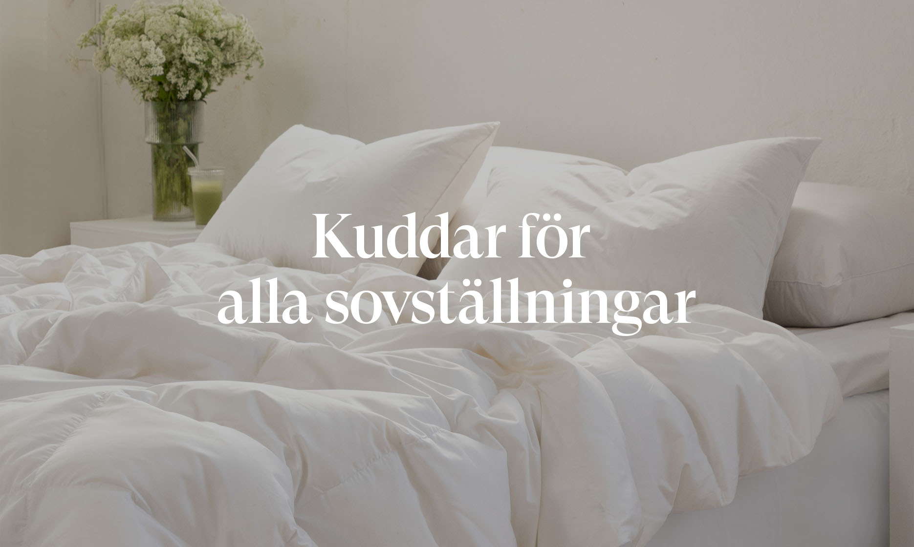 Fluffiga kuddar och täcken med texten ’Kuddar för alla sovställningar’