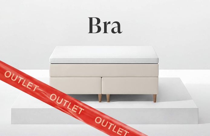 Beige s&auml;ng p&aring; vitt podium med r&ouml;d banderoll med outlet text och rubriken bra