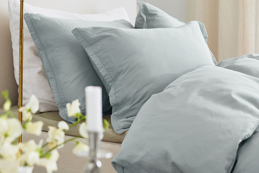 Ljusbl&aring; s&auml;ngkl&auml;der fr&aring;n Himla - Tidl&ouml;sa textilier f&ouml;r hemmets alla rum